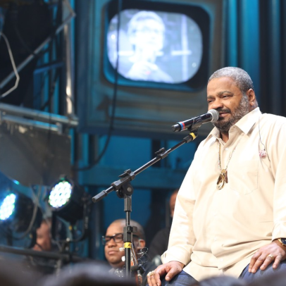 Arlindo Cruz recebe alta após 50 dias de internação e biografia será lançada na Bienal do Livro