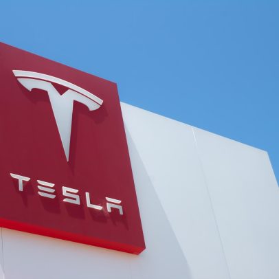 Tesla investe US$ 556 milhões na construção da maior usina de baterias da China