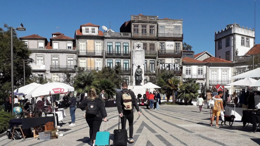 Turistas puxam suas malas pelo Porto (Foto: Gian Amato/Portugal Giro/O Globo)