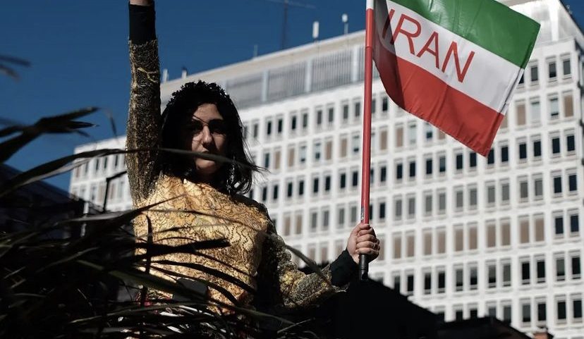 Mulher segurando a bandeira do Irã em protesto. (Reprodução: Intagram @mahsaahafezi)