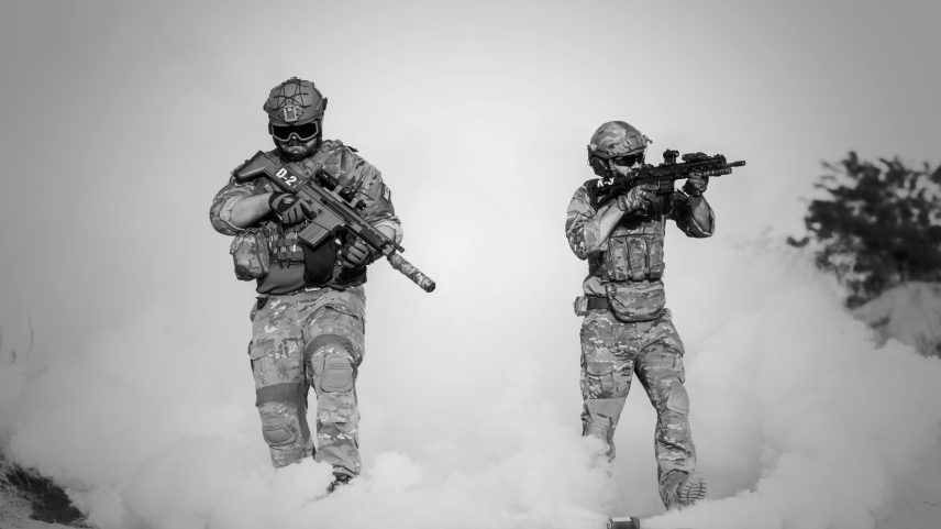 Dois homens em roupas militares com armas. (Imagem: Creative Commons)