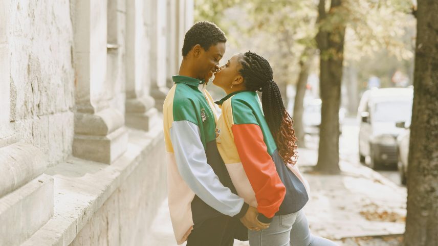 Casal apaixonado de mãos dadas na rua. (Imagem: Creative Commons)