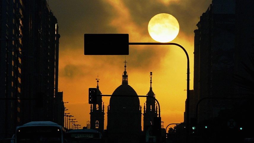 Amanhecer com a Igreja da Candelária, no Centro do Rio de Janeiro (Foto: Michel Filho/04.05.2005)