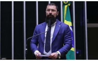 Projeto que reduz idade mínima para compra de arma avança na Câmara dos Deputados