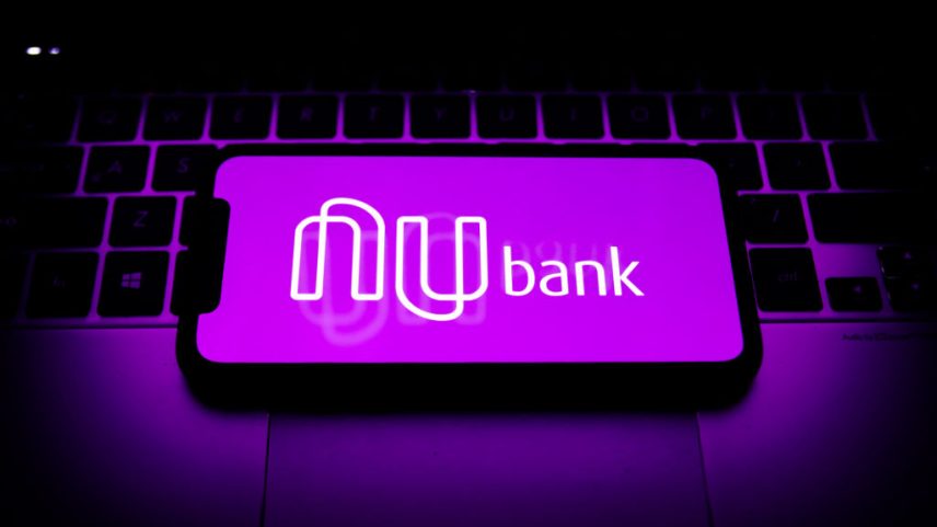 PREOCUPAÇÃO Nubank: clientes relatam problemas para realizar operações com o aplicativo nesta segunda (Foto: Jakub Porzycki/NurPhoto/Getty Images)