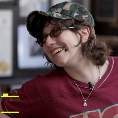 King Princess promove um verão ousado e vibrante além do mês do orgulho