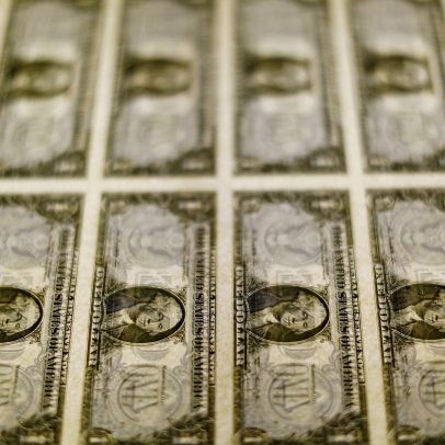 Dólar atinge menor cotação desde outubro e Ibovespa registra queda