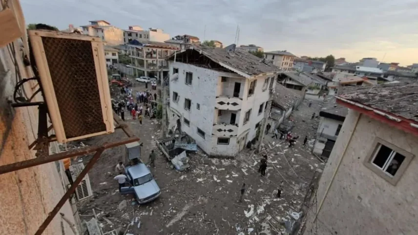 Edifícios danificados em Astaneh-ye Ashrafiyeh (Foto: BBC)