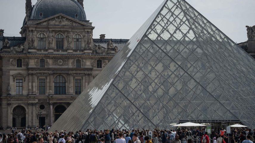 Visitantes fazem fila para entrar no Louvre (Foto: AFP)