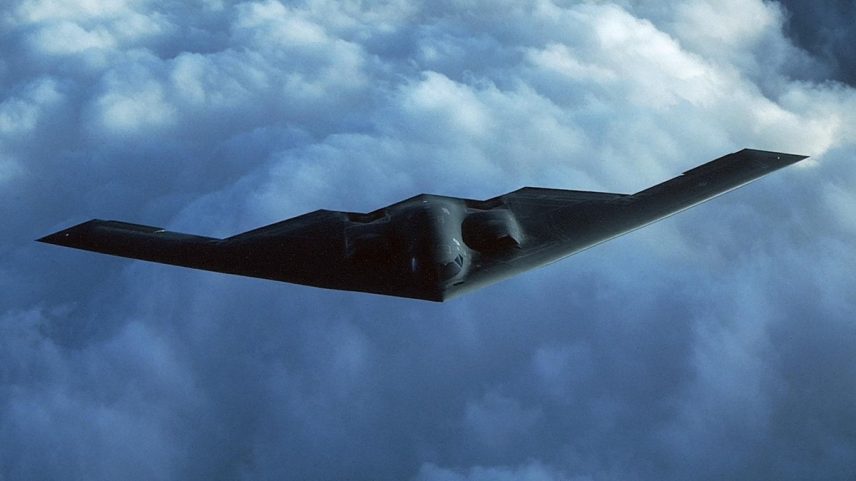 Bombardeiro B-2 dos EUA em voo por local não revelado em outubro de 2024 (Foto: USAF / AFP)