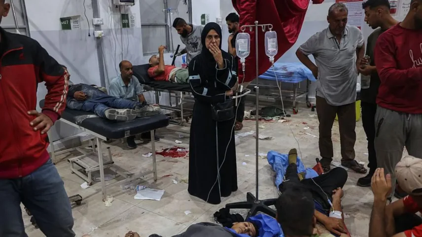Cenas caóticas ocorreram quando homens com ferimentos de bala foram levados ao hospital al-Awda em Nuseirat (Foto: AFP)