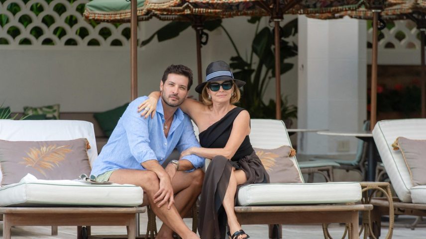 Walter (Leandro Lima) pede Odete Roitman (Débora Bloch) em casamento — Foto: Globo/ Estevam Avellar