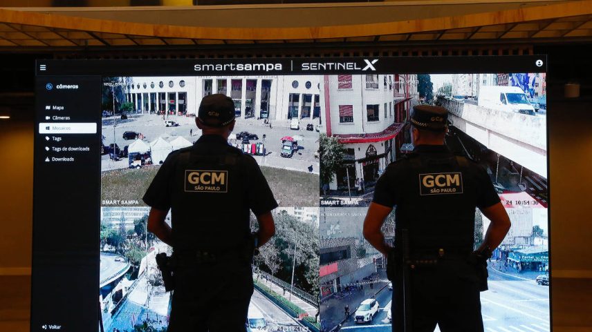 Guardas civis analisam imagens na sede do Smart Sampa, no centro de São Paulo (Foto: Ciete Silverio/Divulgação)