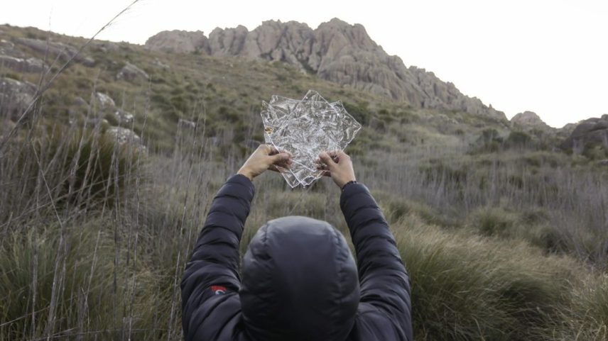 técnico de enfermagem e ex-guia de montanha Antônio José Santos mostra as placas de gelo pelo Parque Nacional do Itatiaia (Foto: Márcia Foletto / Agência O Globo)