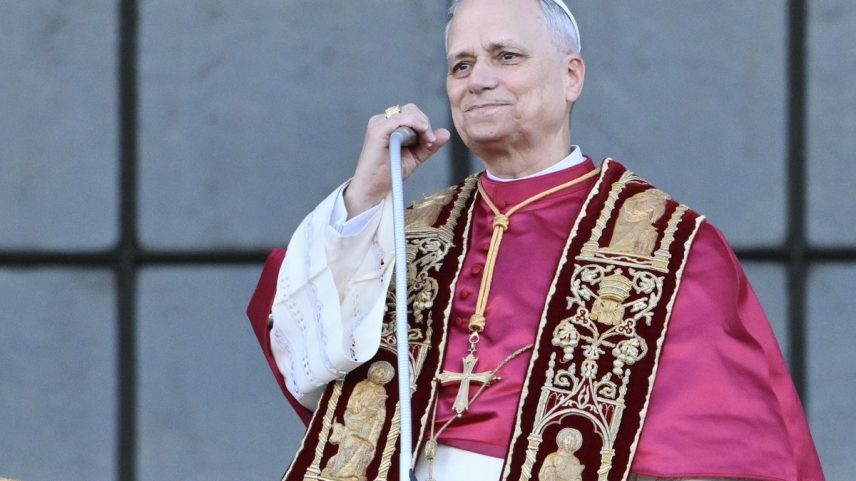 Papa Leão XIV se dirige à multidão a partir da varanda central principal da arquibasílica de São João de Latrão após uma missa solene em Roma, em 25 de maio de 2025 (Foto: Alberto PIZZOLI / AFP)
