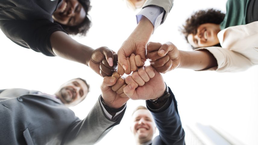 Equipe de negócios bem-sucedida e feliz (Foto: Reprodução)