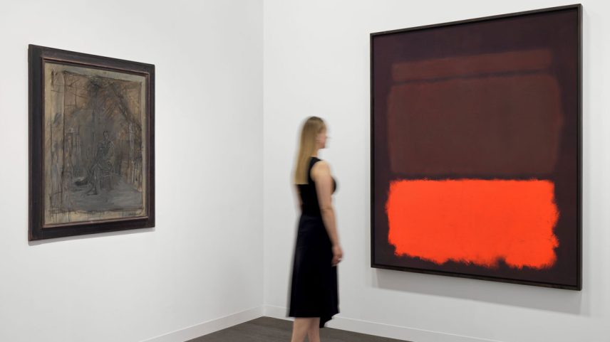 Exibição da instalação do estande da Hauser & Wirth na Art Basel 2025, mostrando, da esquerda para a direita, Homme assis (Homem sentado) de Alberto Giacometti, ca. 1950, e No.6/Sienna, Orange on Wine de Mark Rothko (1962). Foto Stefan Altenburger Photography Zürich/Courtesy Hauser & Wirth; Arte, da esquerda para a direita: ©Succession Alberto Giacometti/2025 ProLitteris, Zurique; ©1998 Kate Rothko Prizel & Christopher Rothko / 2025, ProLitteris, Zurique.