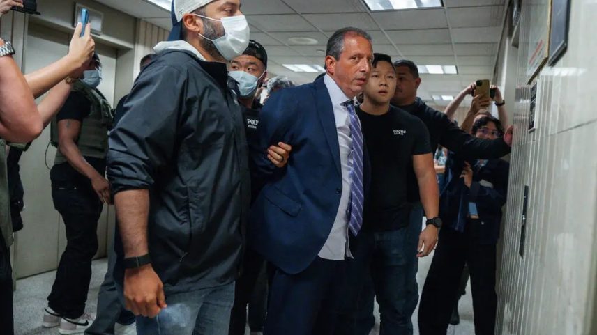 Brad Lander, controlador da cidade de Nova York e candidato a prefeito, sendo preso por agentes do ICE durante tentativa de visitar o escritório da agência em Nova York (Foto: New York Times)