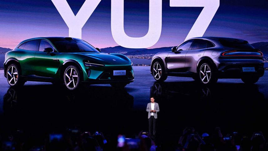 Lei Jun, cofundador e CEO da Xiaomi, apresenta o carro elétrico YU7 em evento em Pequim (Foto: Wang Zhao/AFP)