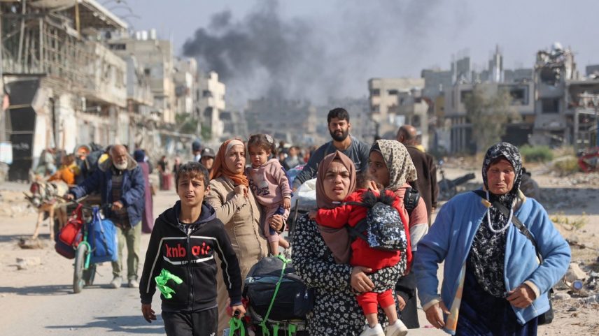 Palestinos deixam abrigo no norte da Faixa de Gaza após nova ordem de evacuação emitida por Israel (Foto: Omar al-Qattaa/AFP)