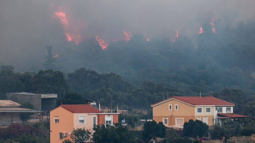 Empregada doméstica é presa por causar incêndio florestal que devastou ilha grega: 'Ela estava fumando' (Foto: AFP)