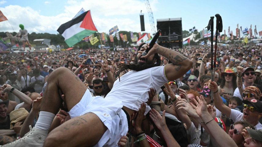 Bobby Vylan, do duo britânico Bob Vylan, em apresentação no festival Glastonbury (Foto: AFP/Oli Scarff)