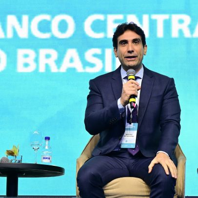 Mercado reage ao IPCA-15 e PIB dos EUA em coletiva de Galípolo