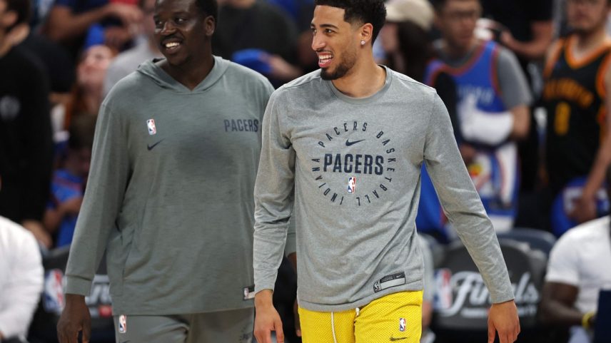 Haliburton está confirmado no duelo contra o Thunder (Foto: Matthew Stockman/Getty Images/AFP)