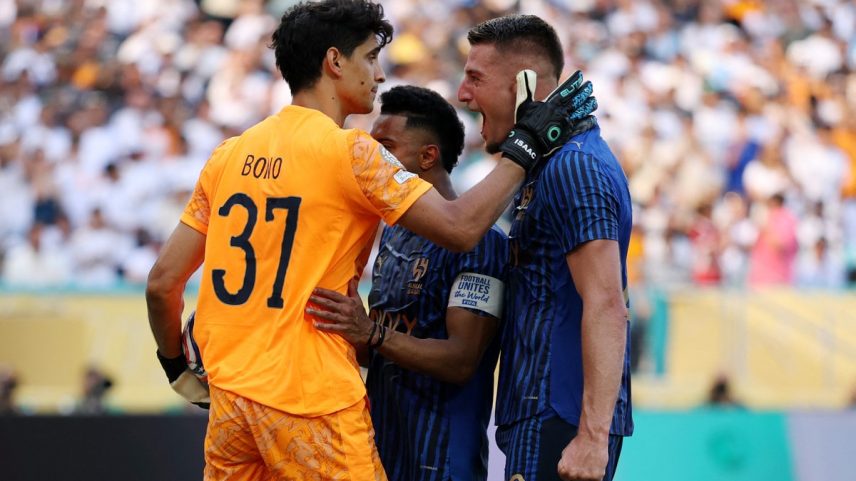 Yassine Bounou, conhecido como 'Bono', agarrou pênalti de Valverde nos acréscimos e salvou Al-Hilal da derrota para o Real Madrid no Mundial de Clubes (Foto: Dan Mullan / GETTY IMAGES NORTH AMERICA / Getty Images via AFP)