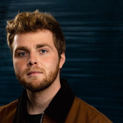 ‘Ordinary’ de Alex Warren mantém liderança nas paradas globais da Billboard