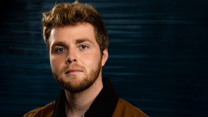 Alex Warren’s “Ordinary” continua no topo da Billboard Global 200 e Global Excl. U.S., onde lidera por nona e sétima semana, respectivamente. (Foto: Reprodução)