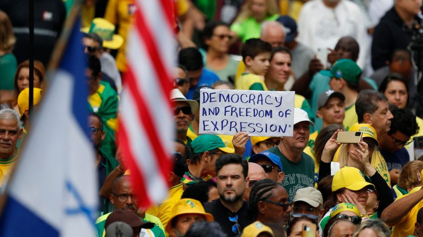 Apoiadores do ex-presidente Jair Bolsonaro vão a ato na Av. Paulista, em São Paulo (Foto: Miguel SCHINCARIOL / AFP)