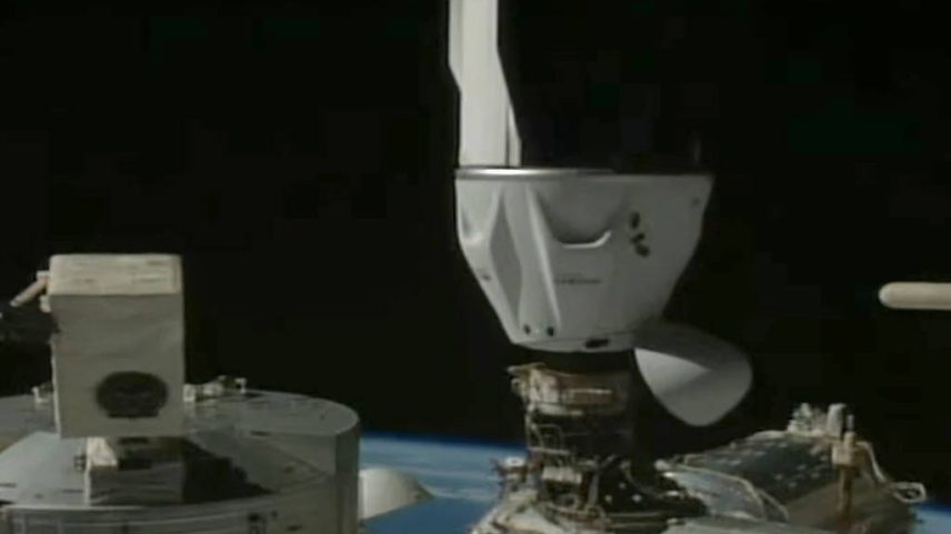 Cápsula Crew Dragon, da SpaceX, acopla à Estação Espacial Internacional (Foto: Reprodução/Nasa no YouTube)