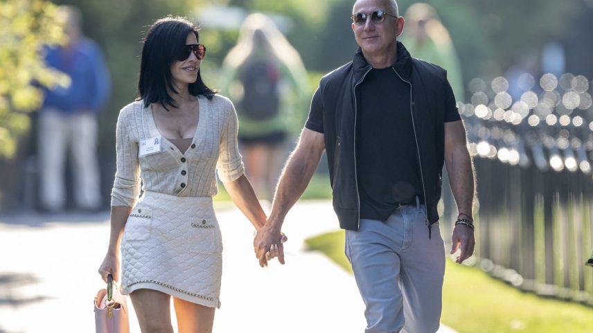 Jeff Bezos, fundador da Amazon, e a apresentadora Lauren Sanchez em Sun Valley (Foto: Bloomberg)