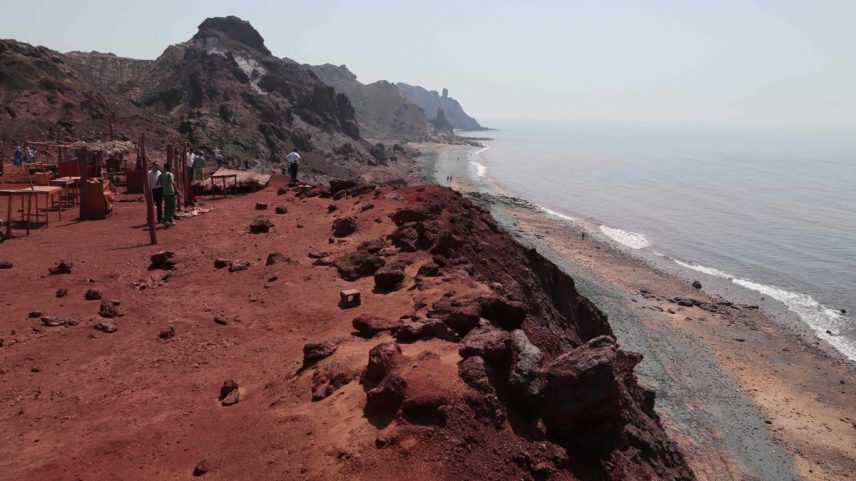 Pessoas visitam a Ilha de Ormuz, no Estreito do Golfo de Ormuz, próximo à cidade portuária iraniana de Bandar Abbas, em 29 de abril de 2019 (Foto: Atta Kenare/AFP)