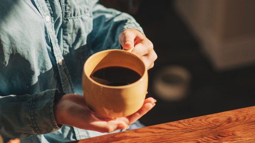 Beber café preto, sem creme ou açúcar, pode ajudar a reduzir o risco de morte por doenças cardiovasculares. (Foto: Getty Images/Kseniya Ovchinnikova)