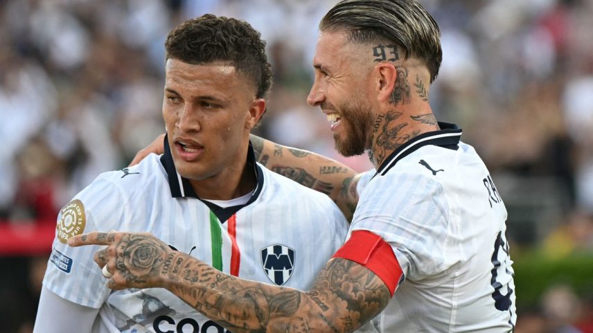 Nelson Deossa e Sergio Ramos comemorando o primeiro gol (Foto: Yuri CORTEZ / AFP)