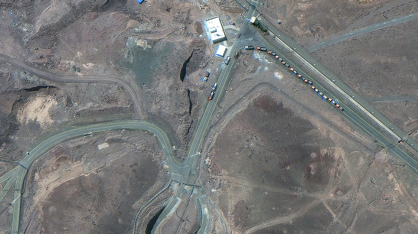 Uma imagem de satélite mostra caminhões posicionados perto da entrada da instalação de enriquecimento de combustível de Fordow, próxima a Qom, Irã, em 19 de junho de 2025 (Foto: Maxar Technologies/Divulgação via REUTERS).