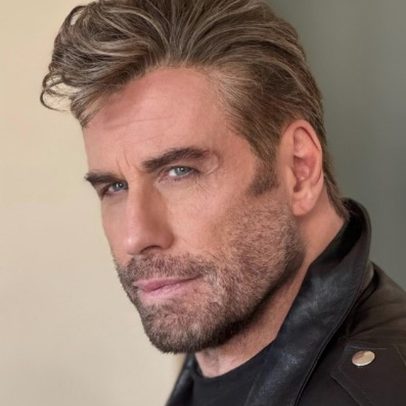John Travolta reencontra personagem de 'Grease' em apresentação no Hollywood Bowl