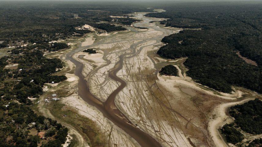 Vista aérea do rio Tarumã, Amazonas, que se tornou inavegável por causa da seca. (Foto: Musuk Nolte / CAIXA Cultural RJ)