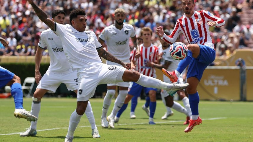 Igor Jesus disputa a bola (Foto: Harry How/AFP)
