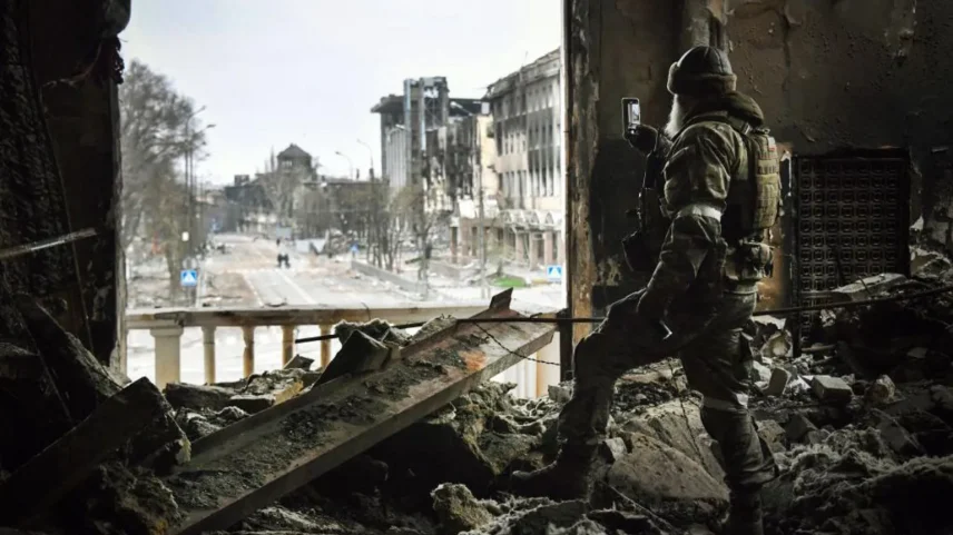 Os residentes ucranianos dizem que a forma como a Rússia quer que o mundo veja Mariupol é muito diferente da realidade (Foto: Getty Images)