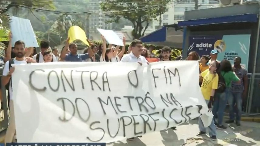 Alunos da PUC fazem manifestação contra o fim do metrô de superfície (Foto: Reprodução TV Globo)
