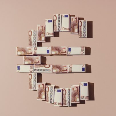Euro atinge maior valor em relação ao dólar desde 2021 e gera preocupações econômicas