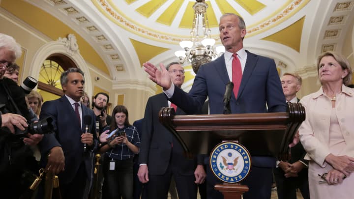 Líder da maioria no Senado, John Thune (R-SD), fala durante uma coletiva de imprensa após o almoço semanal de política dos republicanos no Senado, no Capitólio dos EUA, em 17 de junho de 2025, em Washington. (Foto: Anna Moneymaker | Getty Images News | Getty Images)