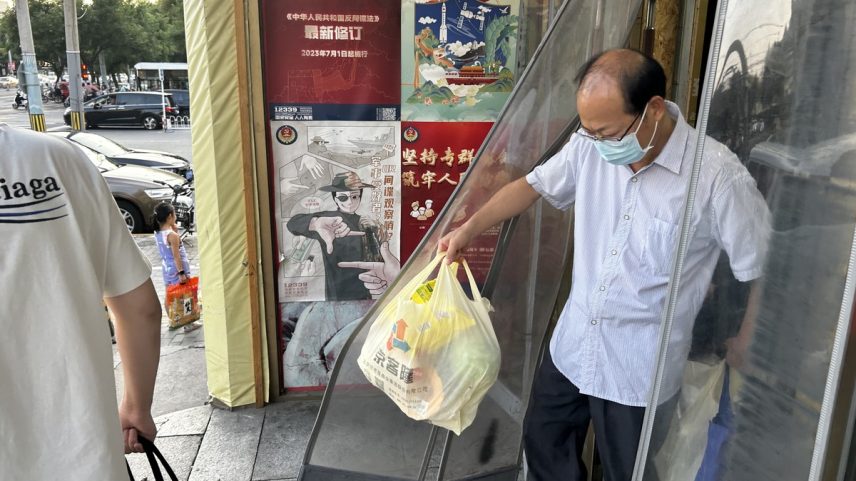 Cartazes em Pequim alertam para risco de espionagem estrangeira (Foto: Marcelo Ninio)