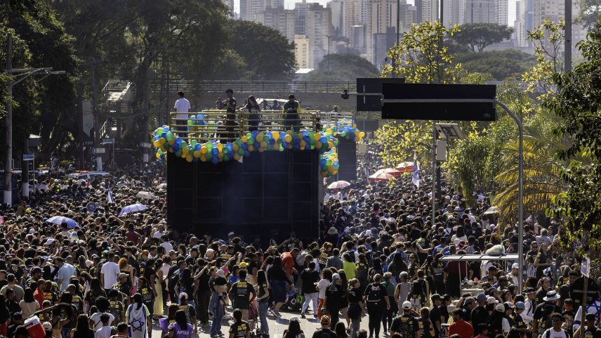 Público acompanha a Marcha para Jesus na avenida Santos Dumont, em São Paulo; pesquisa conclui que crianças e adolescentes religiosos se sentem mais felizes do que os não religiosos (Foto: Eduardo Knapp - 19.jul.25/Folhapress)
