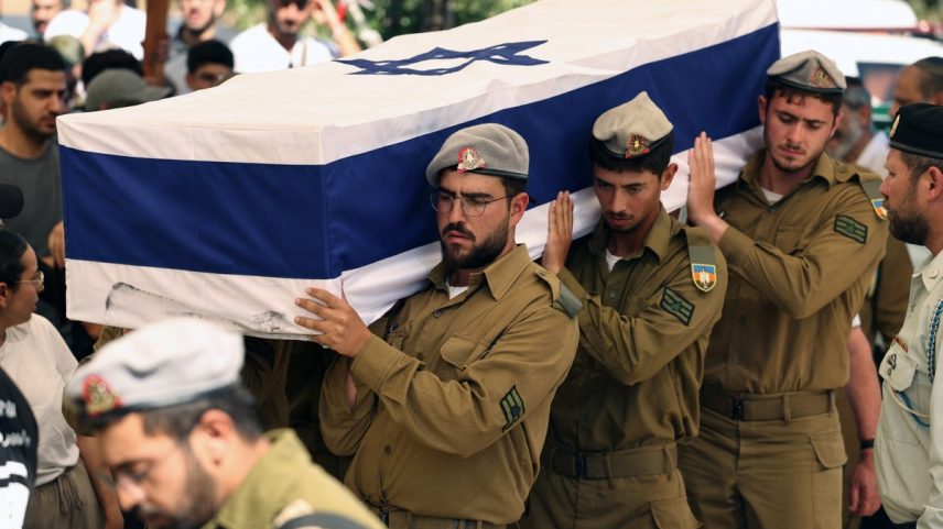 Soldados israelenses carregam caixão de militar morto nas explosões (Foto: FADEL SENNA / AFP)
