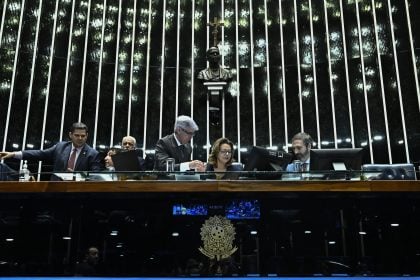Plenário do Senado Federal durante sessão deliberativa ordinária. Ordem do dia. Na pauta, projetos que tratam de igualdade de gênero, proteção à família de empregados públicos e segurança alimentar de estudantes. As propostas, todas oriundas da Câmara e já aprovadas pelos deputados, aguardam análise final no Senado antes de seguirem para sanção presidencial. Mesa: presidente do Senado Federal, senador Davi Alcolumbre (União-AP); senador Magno Malta (PL-ES); líder do governo no Senado Federal, senador Jaques Wagner (PT-BA); senadora Leila Barros (PDT-DF); secretário-geral da Mesa do Senado Federal, Danilo Augusto Barboza de Aguiar. (Foto: Andressa Anholete/Agência Senado)