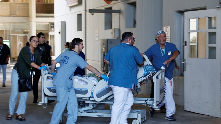 Equipe médica trabalha no Soroka Medical Center, em Beersheba, no sul de Israel, após local ser atingido por míssil do Irã (Foto: Amir Cohen/Reuters)